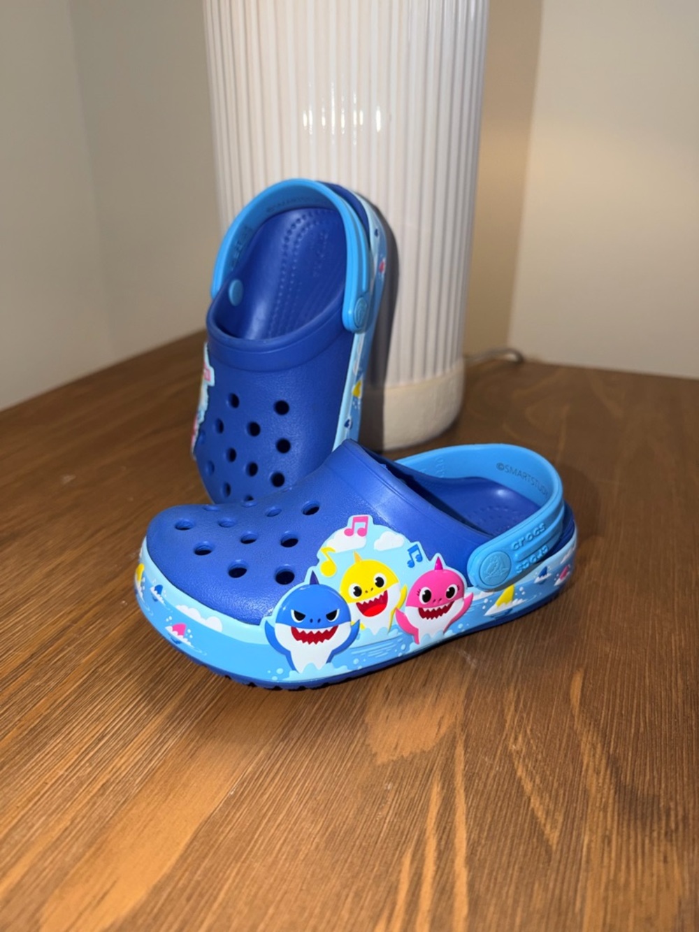 8-CROCS Kids Blue Baby Shark Graphic Clog